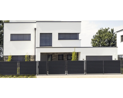 Moderný dom s vodorovným lamelovým plotom