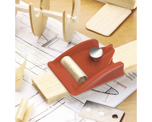 Hobľovací nôž s drevenými hoblinami na pláne