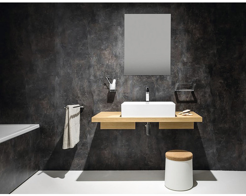 Kúpeľňa s umývadlom, zrkadlom, držiakom na uteráky, stoličkou a tmavým obkladom stien