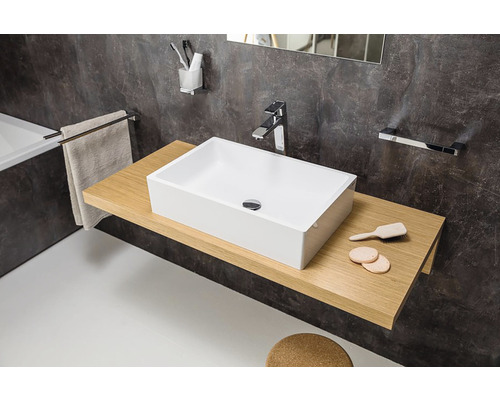 Kúpeľňa s obdĺžnikovým umývadlom na drevenej poličke, batéria a doplnky