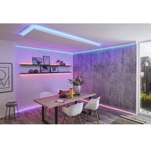 Jedáleň s jedálenským stolom, stoličkami, policami a LED osvetlením pre svetlú a modernú atmosféru