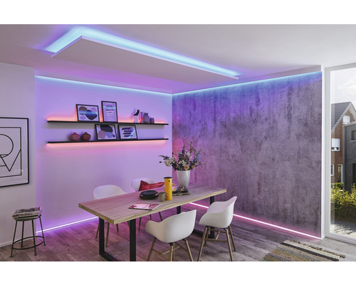Jedáleň s jedálenským stolom, stoličkami, policami a LED osvetlením pre svetlú a modernú atmosféru