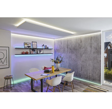 Jedáleň s jedálenským stolom, stoličkami, policami a LED osvetlením pre modernú atmosféru