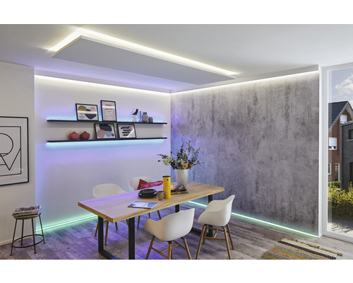 Jedáleň s jedálenským stolom, stoličkami, policami a LED osvetlením pre modernú atmosféru