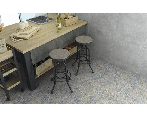 Kuchynská scéna s kuchynským ostrovom, dvoma barovými stoličkami a dlažbou