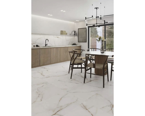 Svetlá miestnosť s mramorovou podlahou, jedálenským stolom a kuchynským kútom pre modernú atmosféru.