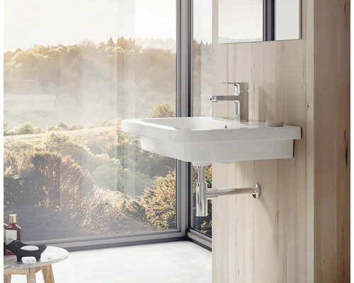 Moderná kúpeľňa s umývadlom, batériou a veľkým oknom s výhľadom do krajiny