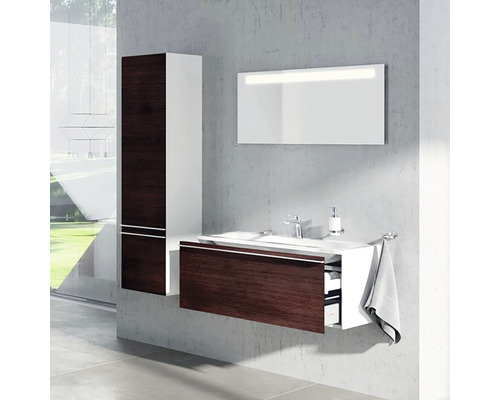 Moderná kúpeľňa s umývadlovou skrinkou, zrkadlovou skrinkou a vysokou skrinkou pre štýlové prostredie