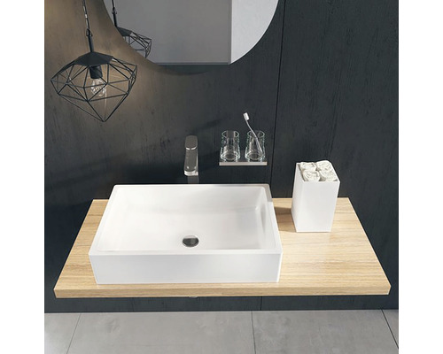 Umývadlo v kúpeľni s batériou, zrkadlom a osvetlením