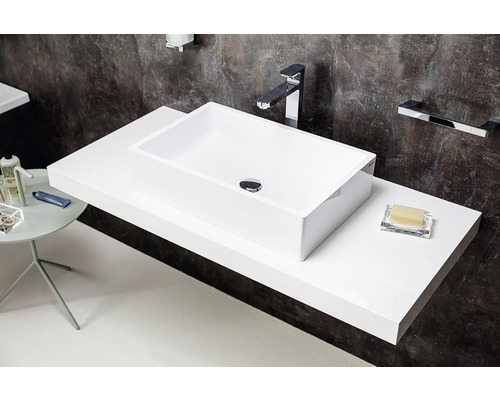 Moderná kúpeľňa s bielou umývadlovou doskou a umývadlom na dosku