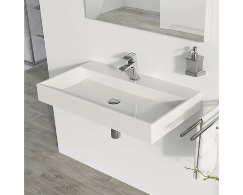 Moderná kúpeľňa s obdĺžnikovým umývadlom, batériou a držiakom na uteráky