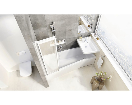 Svetlá kúpeľňa s vaňou, sprchovou zástenou, toaletou a umývadlom