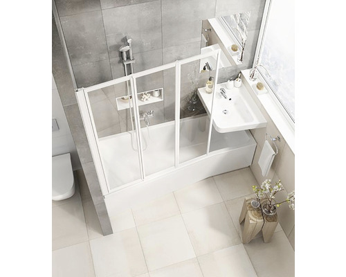 Kúpeľňa s vaňou, sprchovou zástenou, umývadlom a toaletou vo svetlom dizajne