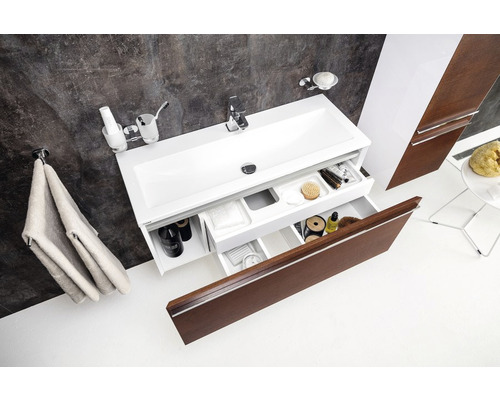 Kúpeľňa s umývadlovou skrinkou, otvorenou zásuvkou a doplnkami