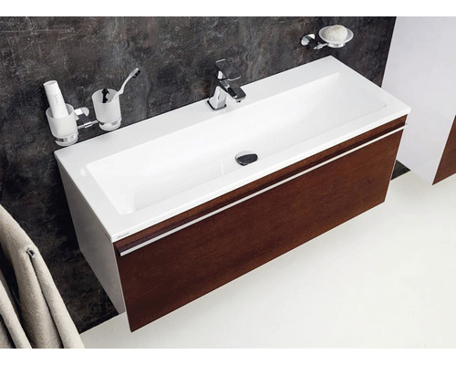 Umývadlo so skrinkou, batériou, mydelničkou a sadou pohárov na zubné kefky v kúpeľni.