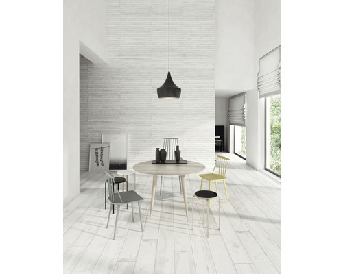 Svetlá miestnosť s jedálenským stolom, stoličkami, závesným svietidlom a stenovými panelmi