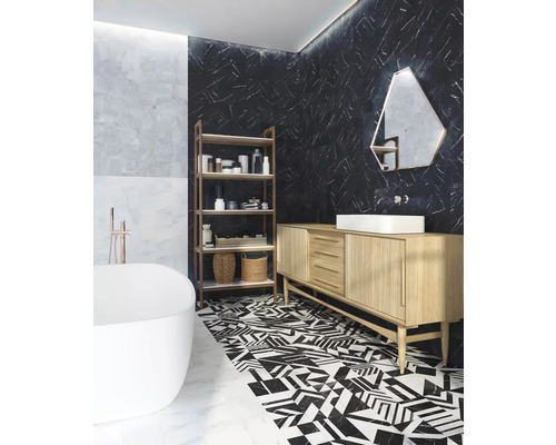 Kúpeľňa s vaňou, regálom, umývadlovou skrinkou, zrkadlom a čierno-bielymi vzorovanými obkladmi