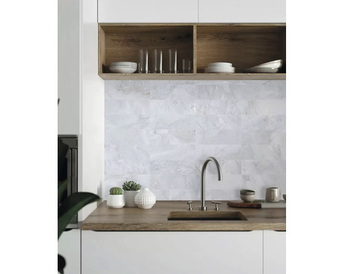 Svetlá kuchyňa s umývadlom, batériou a obkladom stien z bieleho mramoru