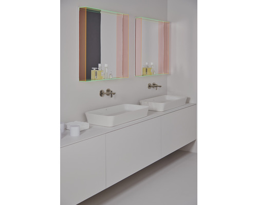 Kúpeľňa s dvoma umývadlami na skrinke pod umývadlo a dve farebné zrkadlá