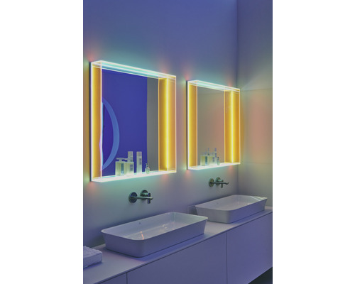 Kúpeľňa s dvoma umývadlami a osvetlenými zrkadlami