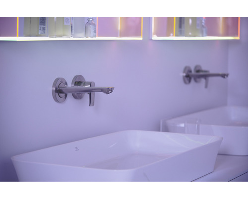 Nástenná nerezová batéria nad bielym umývadlom na dosku