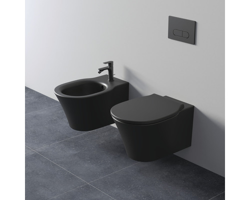 Závesný bidet a toaleta v kúpeľni.