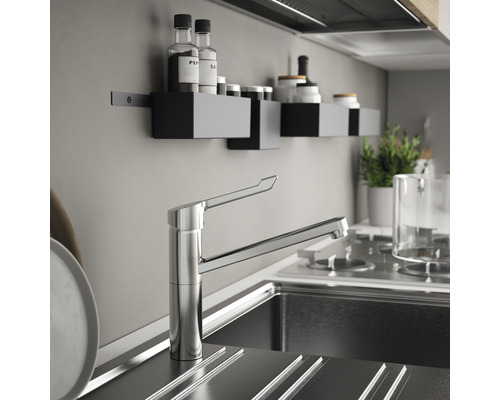 Kuchynská scéna s drezom, vodovodnou batériou a poličkou na korenie