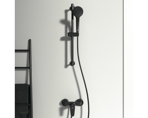 Sprchová súprava s ručnou sprchou a sprchovou tyčou namontovanou na stene