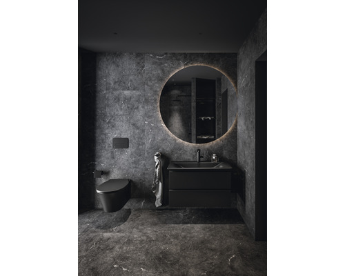 Moderná kúpeľňa s toaletou, umývadlovou skrinkou a zrkadlom