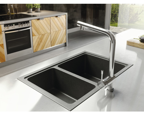 Kuchynský drez s dvomi komorami a batériou v modernej kuchyni