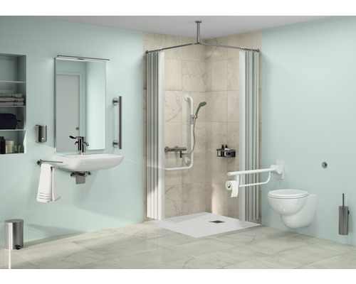 Bezbariérová kúpeľňa so sprchou, umývadlom a toaletou s držadlami.