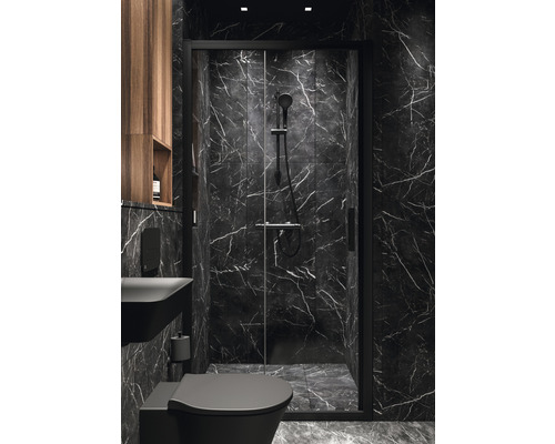 Kúpeľňa s toaletou, umývadlom, drevenou policou a sprchovacím kútom s mramorovými stenami