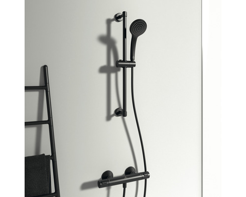 Čierna sprchová súprava s tyčou, ručnou sprchou a termostatom