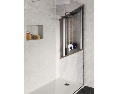 Sprchovací kút s armatúrami a úložným priestorom