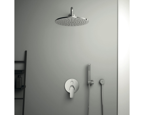Sprchová hlavica s armatúrou a ručnou sprchou na šedej stene