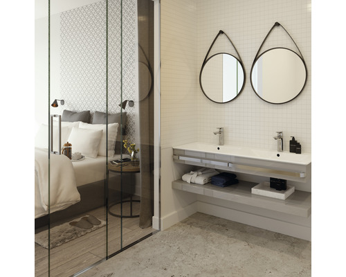 Svetlá kúpeľňa s dvojitým umývadlom, zrkadlami a spálňou v pozadí