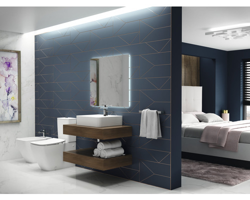 Kúpeľňa s toaletou, bidetom, umývadlom, zrkadlom a spálňa s posteľou v pozadí