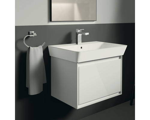 Umývadlo so skrinkou, batériou a držiakom na uteráky v kúpeľni