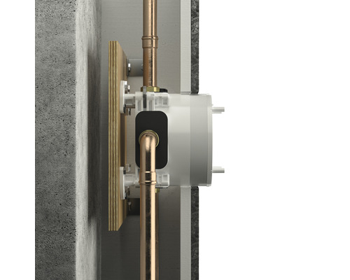 Podomietková montáž pre sanitárnu inštaláciu s rúrkami na betónovom múre.