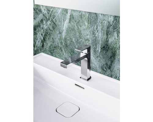 Umývadlo s batériou v kúpeľni