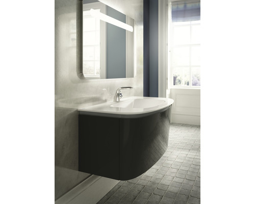 Kúpeľňa s umývadlovou skrinkou, umývadlom, zrkadlom a osvetlením