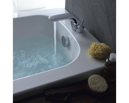 Kúpeľňová scéna s naplnenou vaňou, vodovodnou batériou a kúpeľňovými potrebami