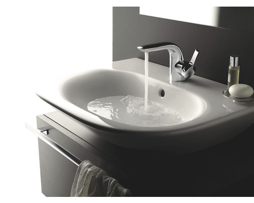 Umývadlo s batériou a tečúcou vodou v kúpeľni