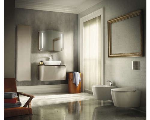 Svetlá kúpeľňa s umývadlom, zrkadlom, toaletou a bidetom