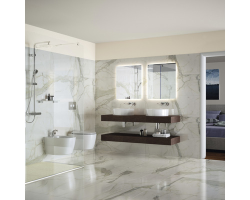 Svetlá kúpeľňa so sprchou, toaletou, bidetom, umývadlami a osvetlenými zrkadlami.