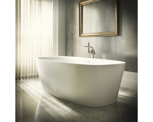 Voľne stojaca vaňa s armatúrou v kúpeľni