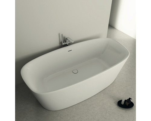 Voľne stojaca vaňa s armatúrou a odkladacou plochou v kúpeľni