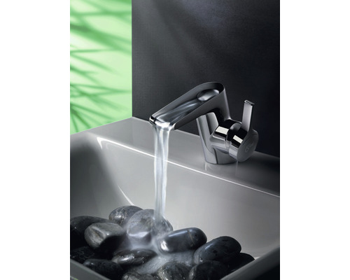 Vodovodný kohútik s tečúcou vodou v umývadle