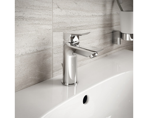 Lesklá umývadlová batéria na bielom umývadle