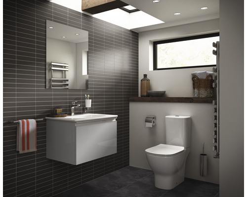 Moderná kúpeľňa s toaletou, skrinkou pod umývadlo, zrkadlom a ohrievačom uterákov.